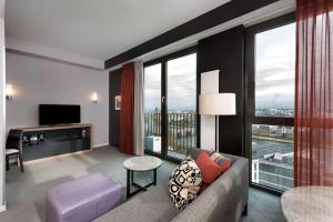 Uma TV ou centro de entretenimento em Adina Apartment Hotel Frankfurt Neue Oper