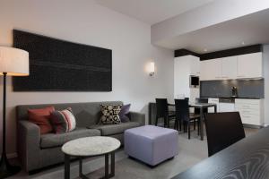 Uma área de estar em Adina Apartment Hotel Frankfurt Neue Oper