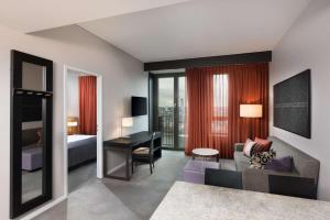 Uma TV ou centro de entretenimento em Adina Apartment Hotel Frankfurt Neue Oper