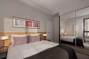 Cama ou camas em um quarto em Adina Apartment Hotel Frankfurt Neue Oper