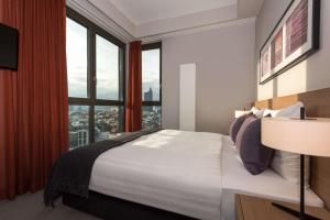 Cama ou camas em um quarto em Adina Apartment Hotel Frankfurt Neue Oper
