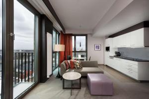 Uma área de estar em Adina Apartment Hotel Frankfurt Neue Oper