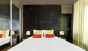 Cama ou camas em um quarto em Adina Apartment Hotel Frankfurt Neue Oper