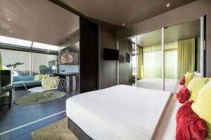 Cama ou camas em um quarto em Adina Apartment Hotel Frankfurt Neue Oper