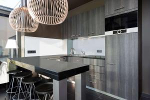 A cozinha ou cozinha compacta de Adina Apartment Hotel Frankfurt Neue Oper