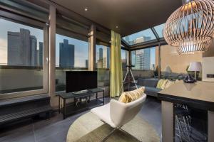 Uma TV ou centro de entretenimento em Adina Apartment Hotel Frankfurt Neue Oper