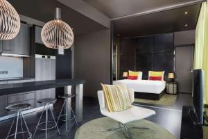 Cama ou camas em um quarto em Adina Apartment Hotel Frankfurt Neue Oper