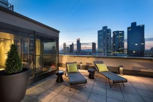 Uma área de estar em Adina Apartment Hotel Frankfurt Neue Oper