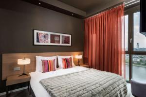 Cama ou camas em um quarto em Adina Apartment Hotel Frankfurt Neue Oper
