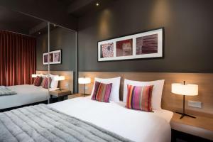 Cama ou camas em um quarto em Adina Apartment Hotel Frankfurt Neue Oper