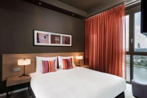 Cama ou camas em um quarto em Adina Apartment Hotel Frankfurt Neue Oper
