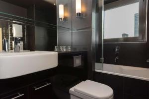 Um banheiro em Adina Apartment Hotel Frankfurt Neue Oper