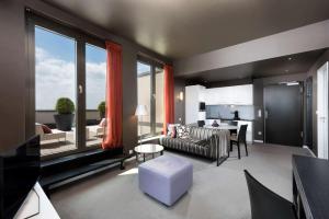 Uma TV ou centro de entretenimento em Adina Apartment Hotel Frankfurt Neue Oper