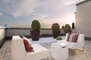 Uma área de estar em Adina Apartment Hotel Frankfurt Neue Oper