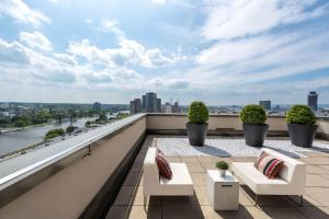 Uma varanda ou terraço em Adina Apartment Hotel Frankfurt Neue Oper