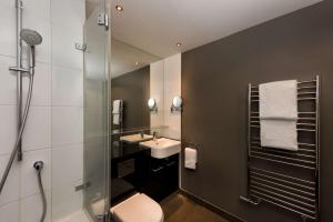 Um banheiro em Adina Apartment Hotel Frankfurt Neue Oper