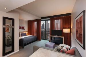 Cama ou camas em um quarto em Adina Apartment Hotel Frankfurt Neue Oper