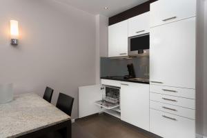 A cozinha ou cozinha compacta de Adina Apartment Hotel Frankfurt Neue Oper