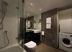 Um banheiro em Adina Apartment Hotel Frankfurt Neue Oper