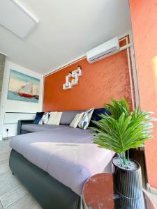 Un dormitorio con una cama y una mesa con una planta en Luxury Apartman ASIA Rijeka, en Rijeka