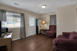 A seating area at Small 2br East Knox apartment Pet friendly