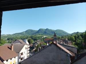 uma vista para uma cidade com montanhas ao fundo em O'Couvent - Appartement 91 m2 - 4 chambres - A521 em Salins-les-Bains