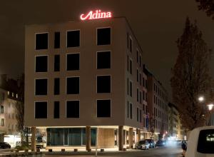 Un bâtiment doté d'un panneau d'affichage se trouve au-dessus. dans l'établissement Adina Apartment Hotel Nuremberg, à Nuremberg