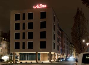 ein Gebäude mit einem Schild darüber in der Unterkunft Adina Apartment Hotel Nuremberg in Nürnberg