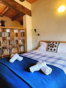 sypialnia z łóżkiem z dwoma parami ręczników w obiekcie Cal Perdigués de Boada w mieście Boada