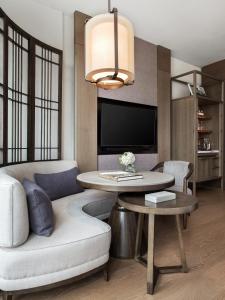 香港的住宿－香港瑞吉酒店，客厅配有沙发和桌子