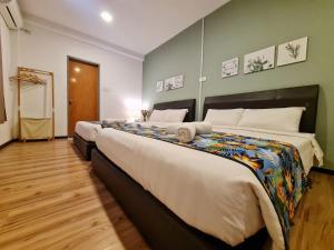 Postel nebo postele na pokoji v ubytování Treeline Urban Inn