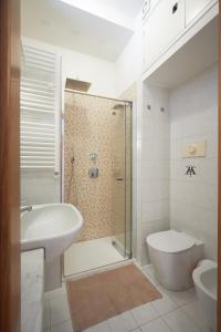 y baño con ducha, lavabo y aseo. en Harry Potter's Magic House - Metro M4 - Linate - Città Studi en Milán