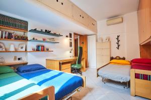 a bedroom with two beds and a desk at Harry Potter's Magic House - Metro M4 - Linate - Città Studi in Milan