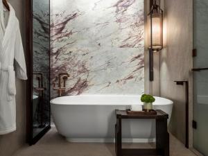 Bilik mandi di The St. Regis Hong Kong
