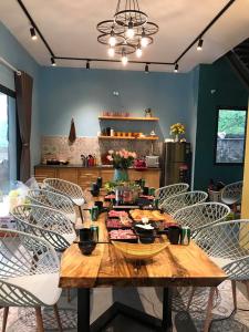 ห้องอาหารหรือที่รับประทานอาหารของ The Kefi House - Villa Hoa Giấy