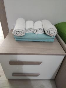 a shelf with towels on top of a drawer at B&b Casa Vita COMFORT HOME in Marconia