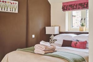 2 camas con toallas encima de ellas en un dormitorio en The Couple's Retreat, en Ashbourne