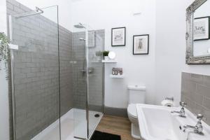 uma casa de banho com um chuveiro, um WC e um lavatório. em Direct Prices, Spacious Apartment, Free Parking, Central Location Near To Uni, Hospital, Town em Exeter