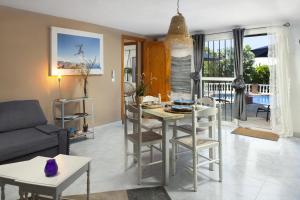阿爾考辛的住宿－Las Marias，厨房以及带桌椅的起居室。