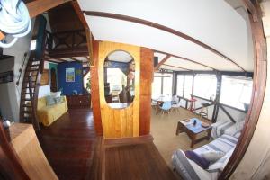 mit Blick auf ein Wohnzimmer und ein Esszimmer eines Bootes in der Unterkunft Villa vue exceptionnelle in Saint-Leu
