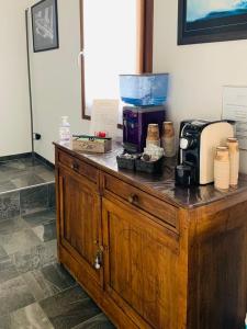 - un comptoir en bois avec une cafetière dans l'établissement Residenza Lisy, à Verbania