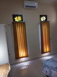 2 tende gialle in una camera con letto di Werkudara Guest House ad Ubud