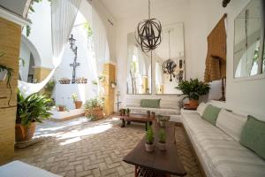 salon z kanapą i stołem w obiekcie La Casa 1832 Boutique w mieście Sanlúcar de Barrameda