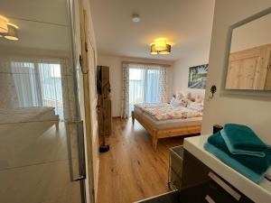Katil atau katil-katil dalam bilik di Berglisl - direkt an der Schipiste! Neue Ferienwohnung mit Sauna