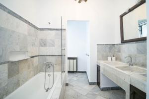 Łazienka w obiekcie La Casa 1832 Boutique
