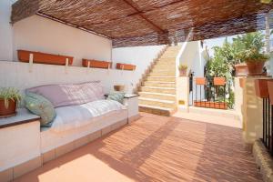 1 dormitorio con 1 cama en un balcón con escaleras en La Casa 1832 Boutique en Sanlúcar de Barrameda