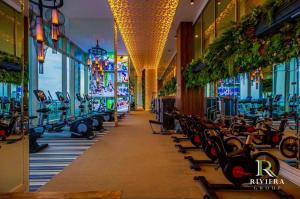 un gimnasio con filas de sillas en un edificio en The Riviera Jomtien Brand new 1 Bedroom, en Jomtien Beach