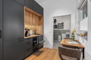 eine Küche mit einem Holztisch und einem Esszimmer in der Unterkunft Apartment klein aber fein in Friedrichshafen in Friedrichshafen