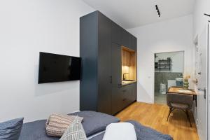 ein Schlafzimmer mit einem Bett und einem Schreibtisch in einem Zimmer in der Unterkunft Apartment klein aber fein in Friedrichshafen in Friedrichshafen