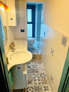 ein Bad mit einem Waschbecken und einem WC in der Unterkunft Turquoise Rose Apartment in Peccioli